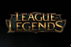 BLG选手高举冠军奖杯共庆胜利时刻，粉丝互动温情满满，赛后合影定格荣耀瞬间